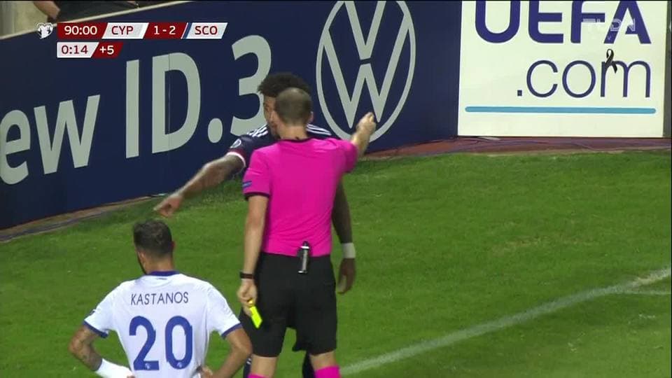 Tarjeta amarilla. El árbitro amonesta a Liam Palmer de Scotland