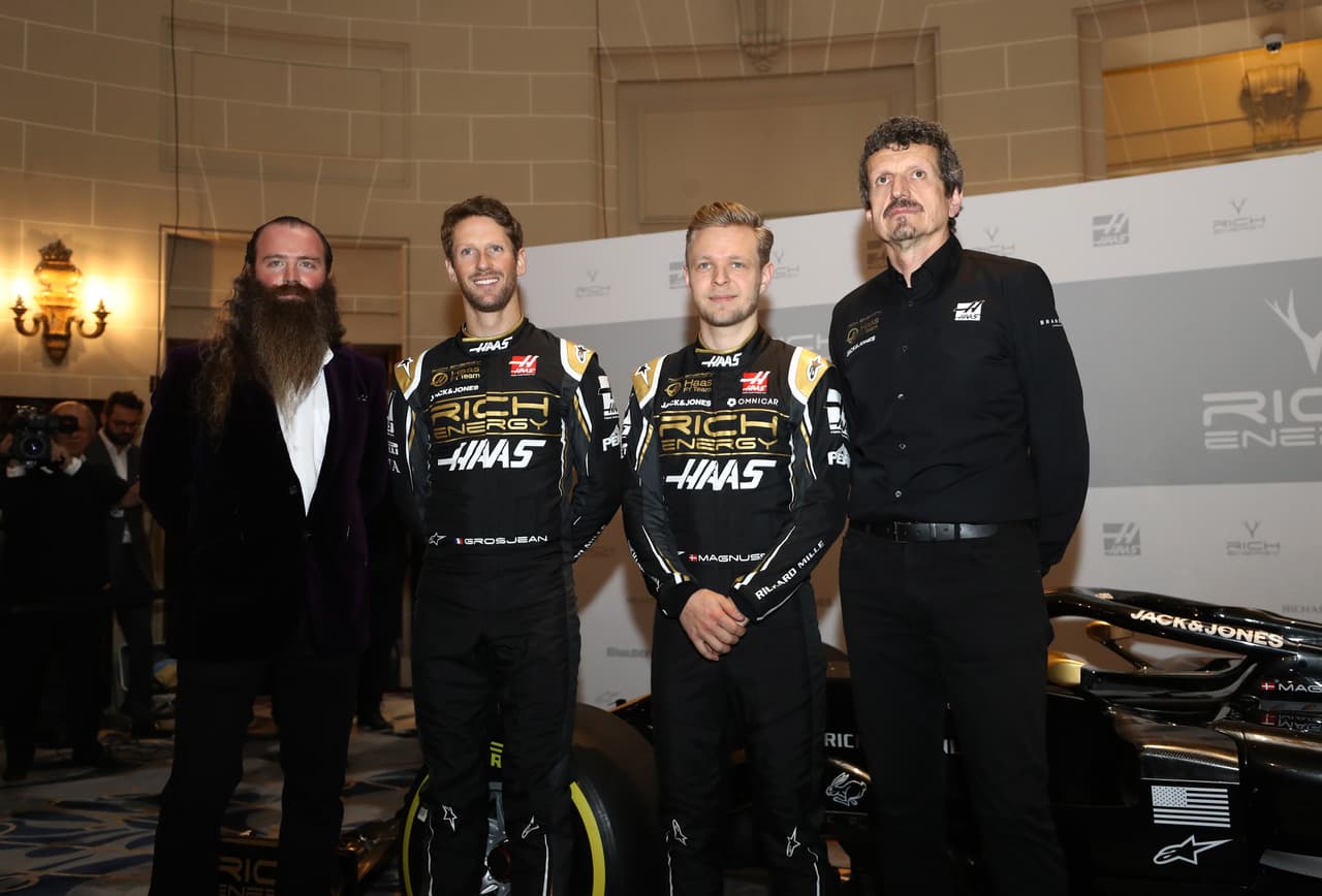 William Storey (CEO de Rich Energy), Romain Grosjean, Kevin Magnussen y Guenther Steiner (Director del Haas F1) protagonizaron el lanzamiento.