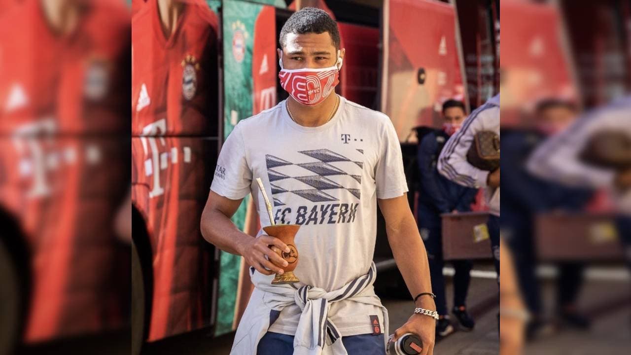 El extremo alemán que la está rompiendo en el Bayern München, Serge Gnabry también es aficionado a tomar el mate desde hace varios años.