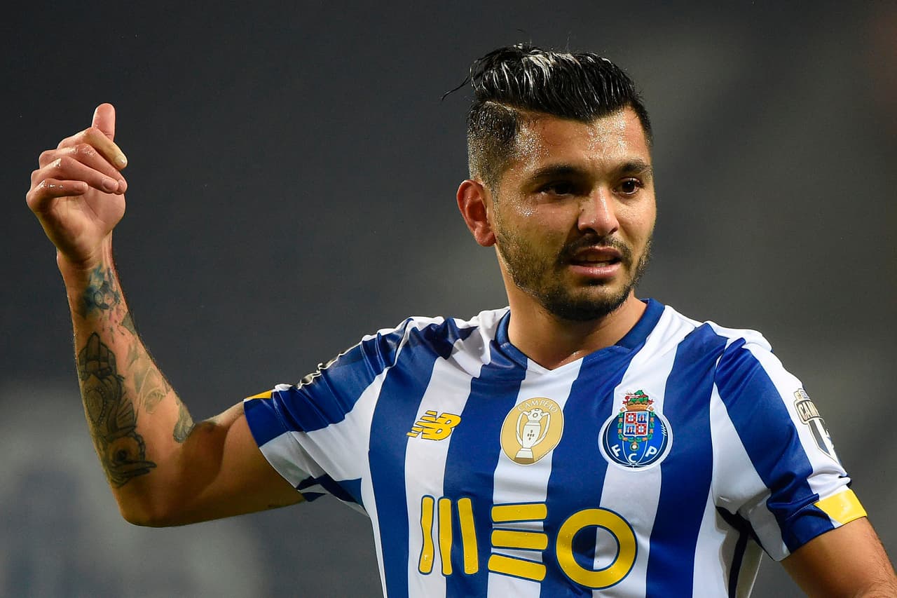 Tecatito conectó chilena que pudo liquidar a Juventus