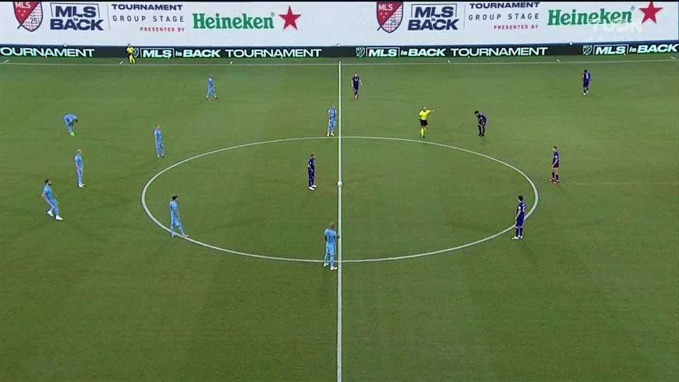 Arranca el partido y la pelota está en juego.