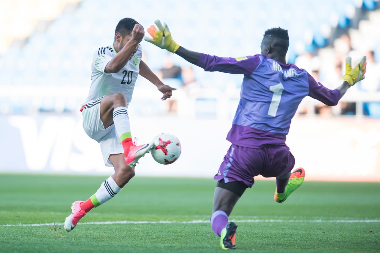 Aunque en el arranque, la mejor la tuvo Senegal, que no marcó gracias a dos intervenciones cruciales de Romero y Aguayo, El Tri acosó más la meta de Mouhammed, que tuvo que salvar un disparo cercano de Yrizar y un centro de falta de Cervantes que se envenenó.