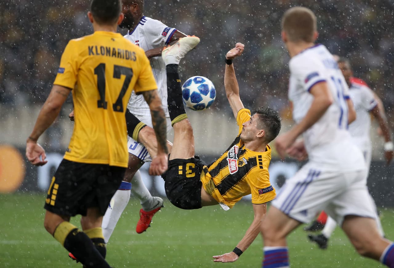 En fotos: el AEK Atenas sufre pero elimina al Vidi y se mete a la Champions League