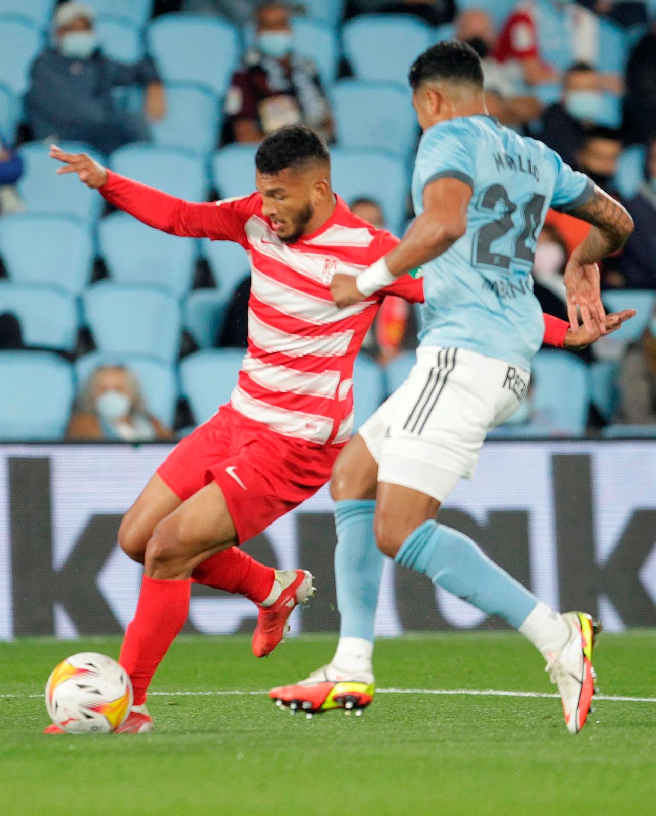 Celta de Vigo salva el partido al minuto 90+4' gracias al gol de Denis Suárez ante Granada al cierre de la séptima Jornada en La Liga. Iago Aspas tuvo la oportunidad en un penalti de poner a los celestes arriba en el marcador, pero Maximiano adivina el tiro y, posteriormente sale lesionado: el mexicano Nestor Araújo jugó 86' minutos del encuentro.