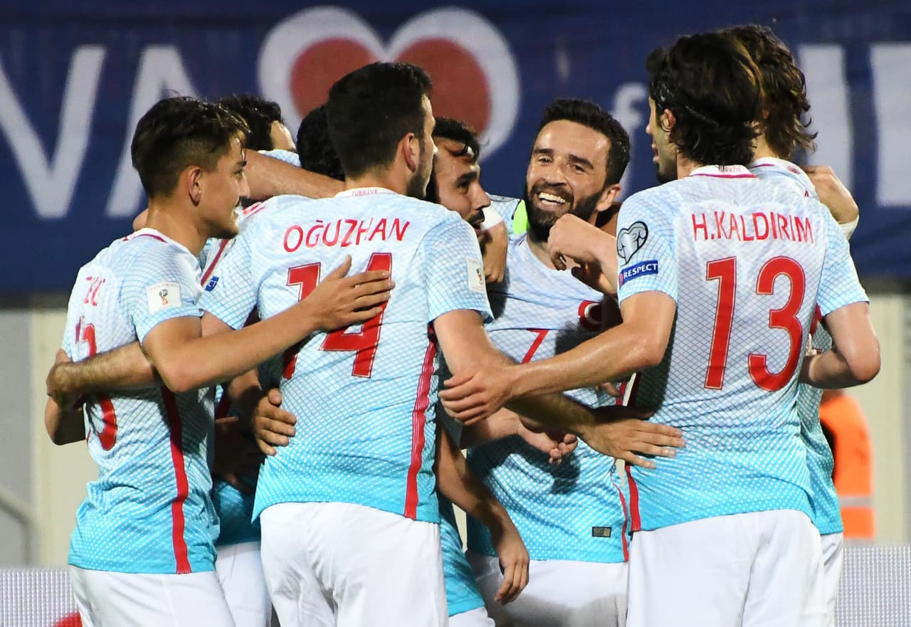 ... mientras Turquía (ya sin Arda Turan) tiene 11 puntos luego de vencer 4-1 a Kosovo.