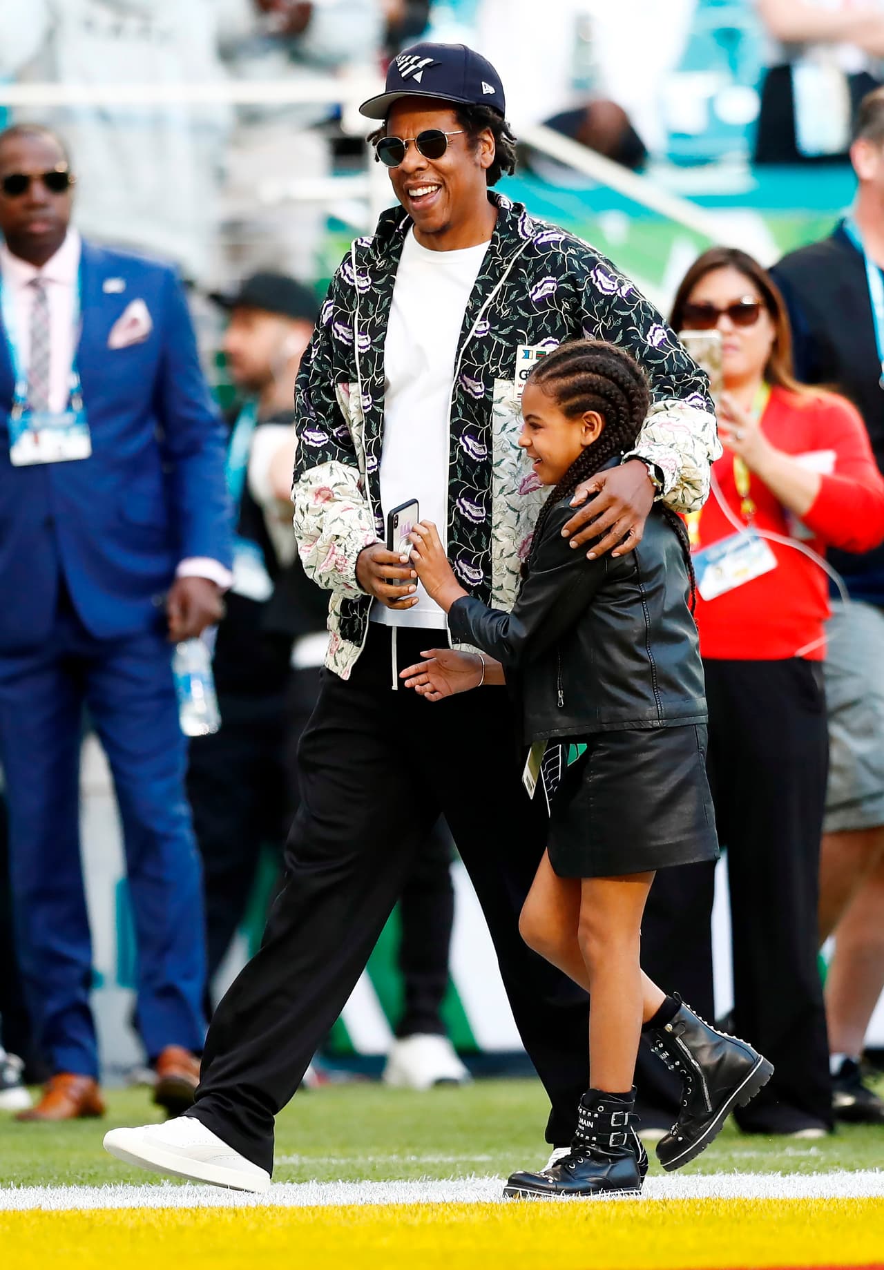 Previo al comienzo de la transmisión televisiva, a las 6:30 de la tarde, tiempo del Este, el magnate y rapero Jay-Z llegó junto a su hija mayor, Blue Ivy.
<b>¿Dónde estaba Beyoncé? </b>Ya sentada y elegantemente vestida de verde.