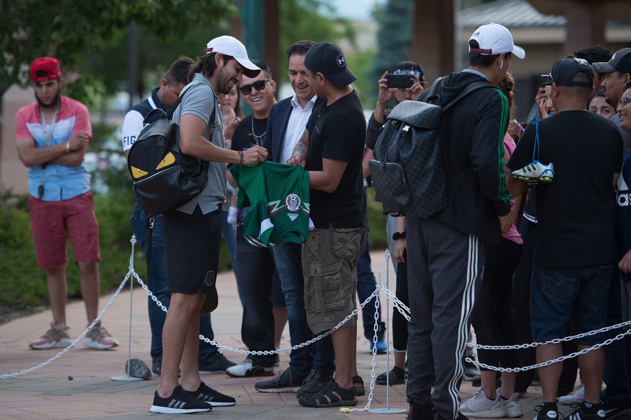 Los integrantes de la Selección Mexicana de Fútbol y su cuerpo técnico arribaron a la ciudad de Denver, Colorado, donde este miércoles entrante sostendrán su segundo duelo de la Copa Oro 2019 ante la representación de Canadá en Invesco Field, la casa de los Denver Broncos. Una gran cantidad de aficionados esperaron largo rato para ver el arribo de los jugadores del Tricolor y pedirles la foto o el autógrafo, y manifestarles el apoyo de cara a su siguiente compromiso del torneo.