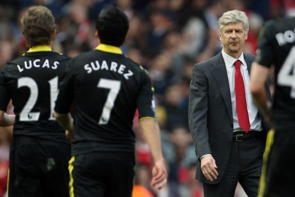 El técnico Arsene Wenger tampoco podía creer que el rival en turno los silenció a poco de que se decretara el término del duelo.