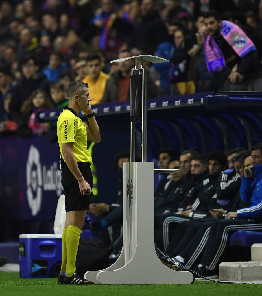 El árbitro Iglsias Villanueva revisó en el VAR la acción del primer penalti a favor del equipo 'Merengue'.