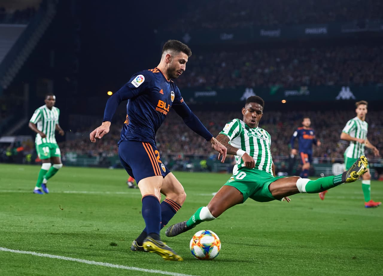 Junior mide 1.84m y destaca por su potencia física y velocidad. En el Barcelona sería un reemplazo bastante complementario para Jordi Alba.