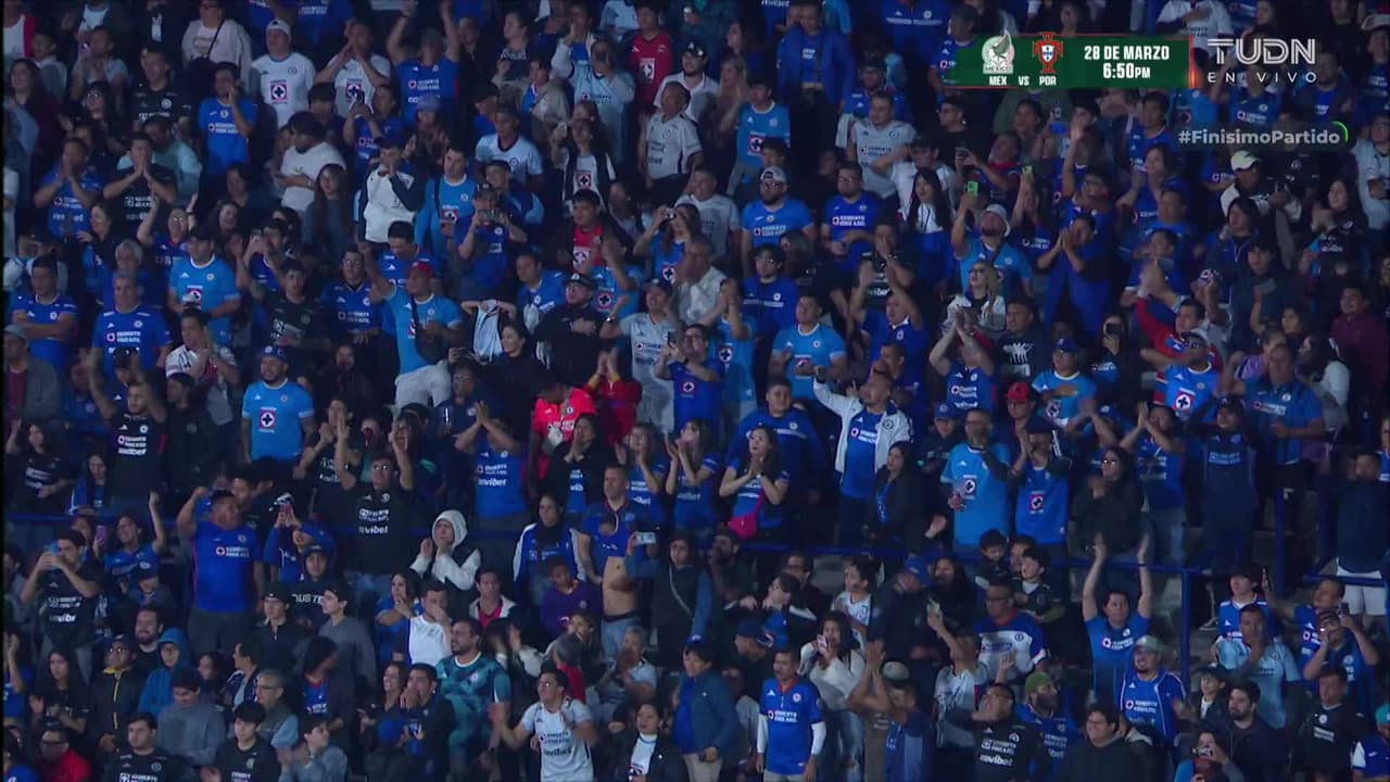 ¡GOL!  anota para Cruz Azul. Nicolás Ibáñez