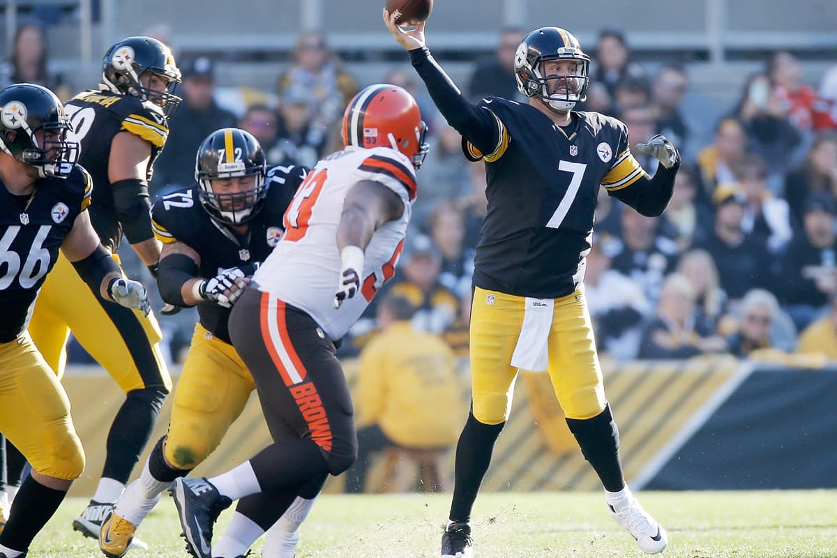 Roethlisberger no inició el partido por lesión en el pie y con 379 yardas por pase son la mayor cantidad por un QB que no inició el juego.