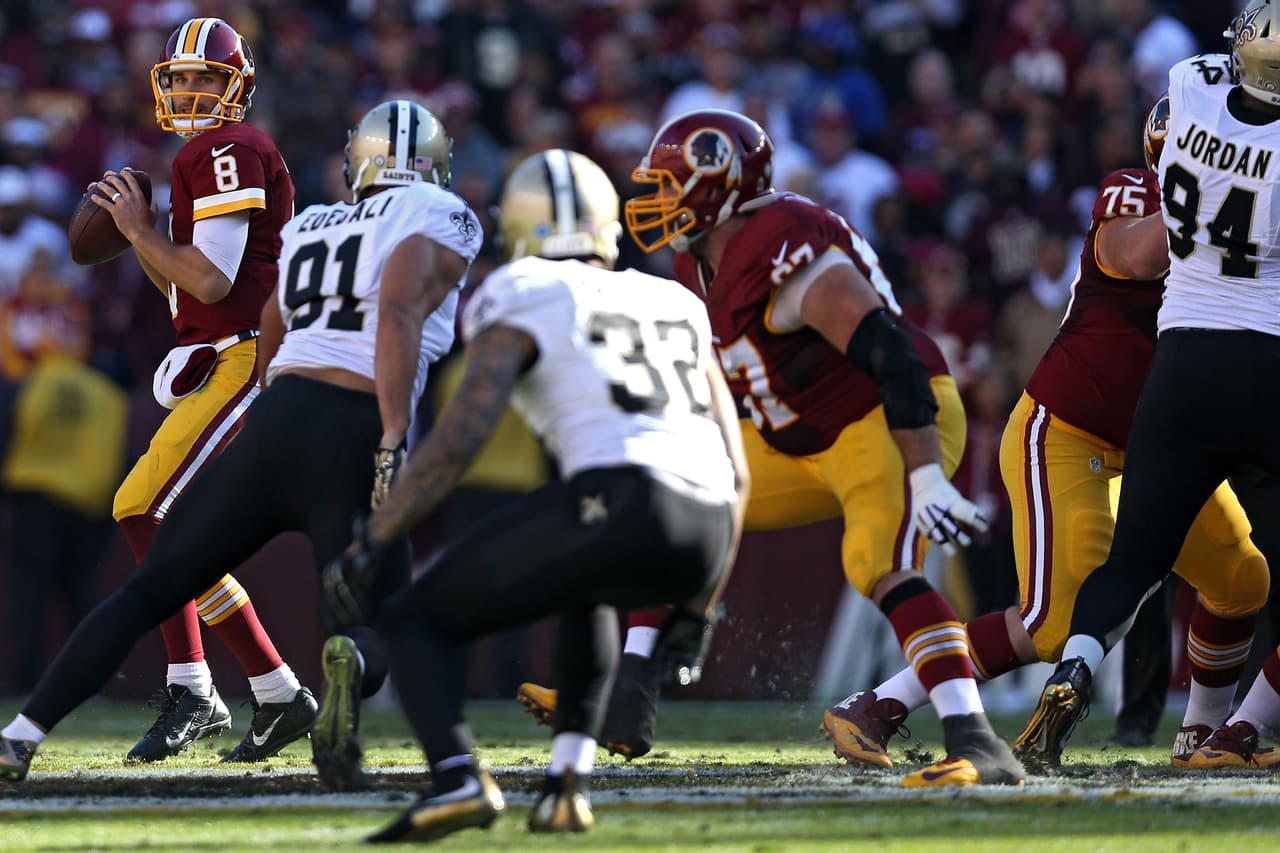 Es el primer QB de la tribu en pasar al menos 300 yardas y tener un rating de pasador de al menos 150 en un juego, desde Sammy Baugh en 1948.