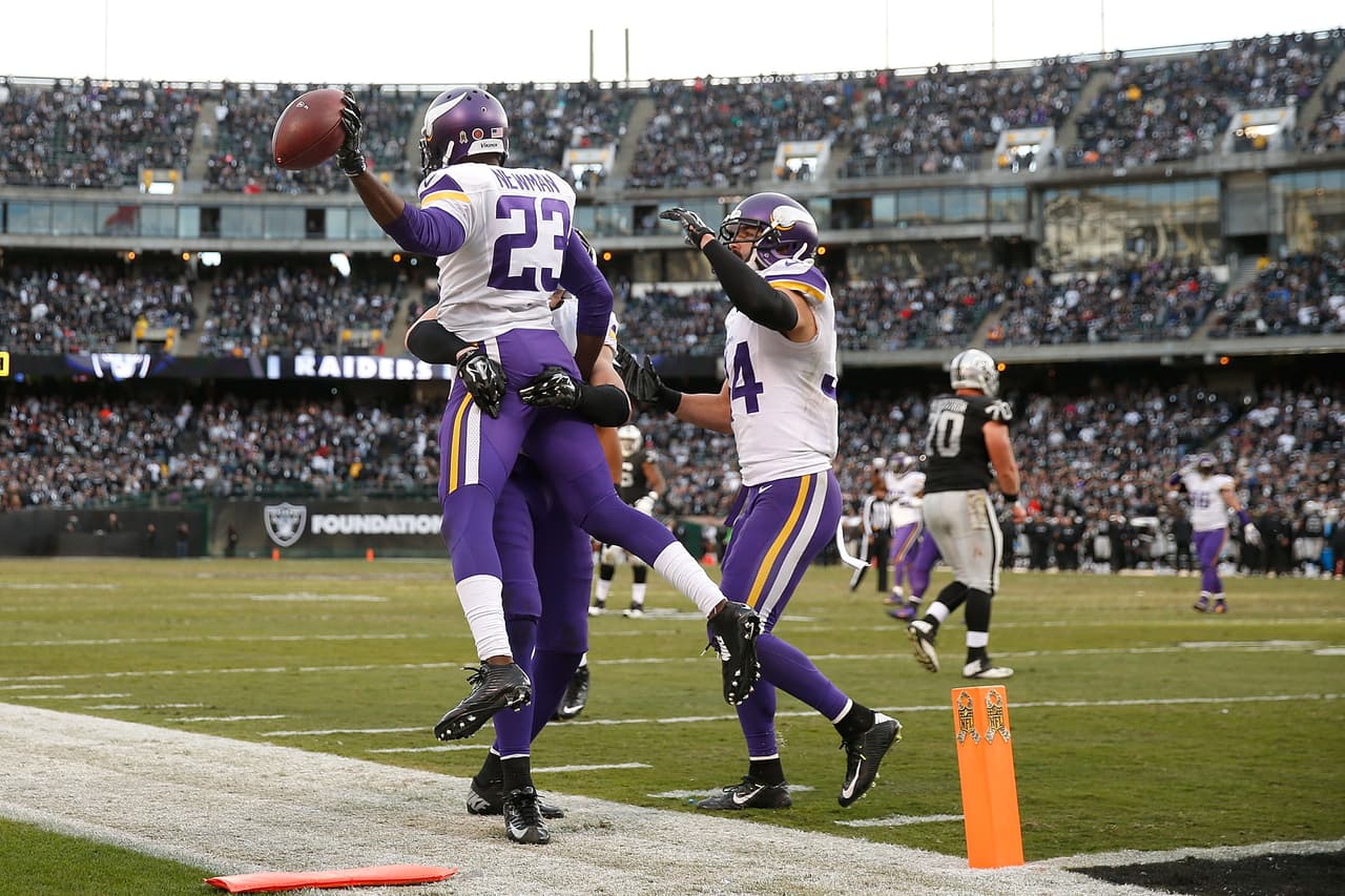 Con 37 años y 72 días de edad, Newman es el segundo esquinero más longevo en la historia de la NFL en tener dos intercepciones en un juego sólo detrás de Deion Sanders (37 años y 76 días de edad).