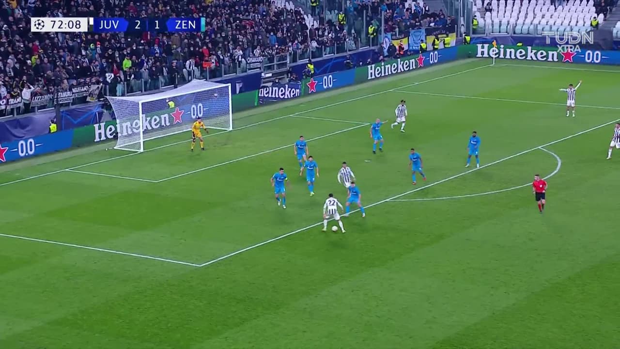 ¡CERCA! Weston McKennie disparó que se estrella en el poste.