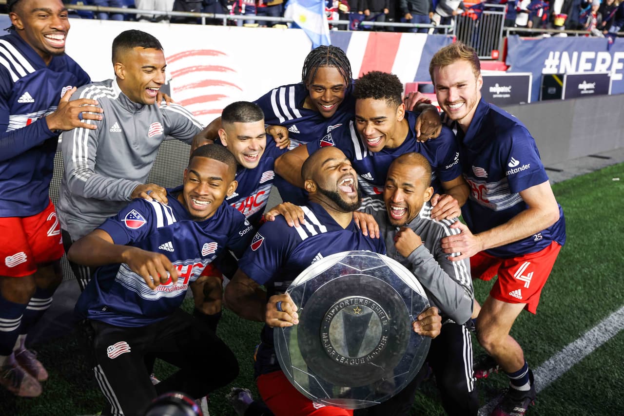 New England Revolution, con el trofeo del Supporters' Shield.