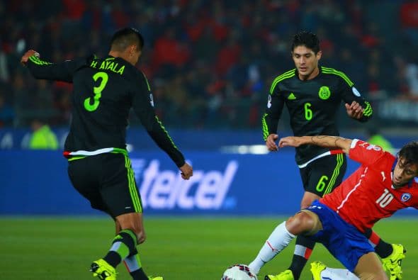 3.- Hugo Ayala- El defensor azteca tuvo un mal encuentro, le costó trabajo tomarle la distancia a los delanteros chilenos y casi no compitió en el juego aéreo donde los verdes se vieron vulnerables. Calificación: 5.