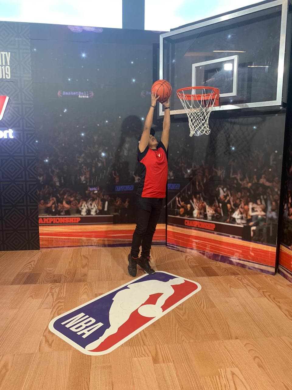 Con diversas actividades dentro de la Arena México, la afición ya calienta para el juego entre Pistons y Mavericks.