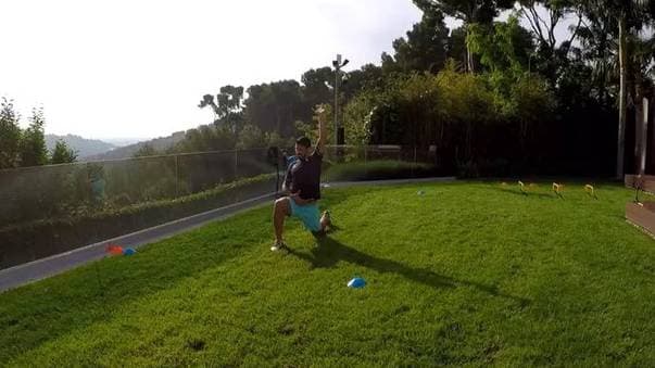 El goleador uruguayo, Luis Suárez, sigue poniéndose en forma desde su jardín.