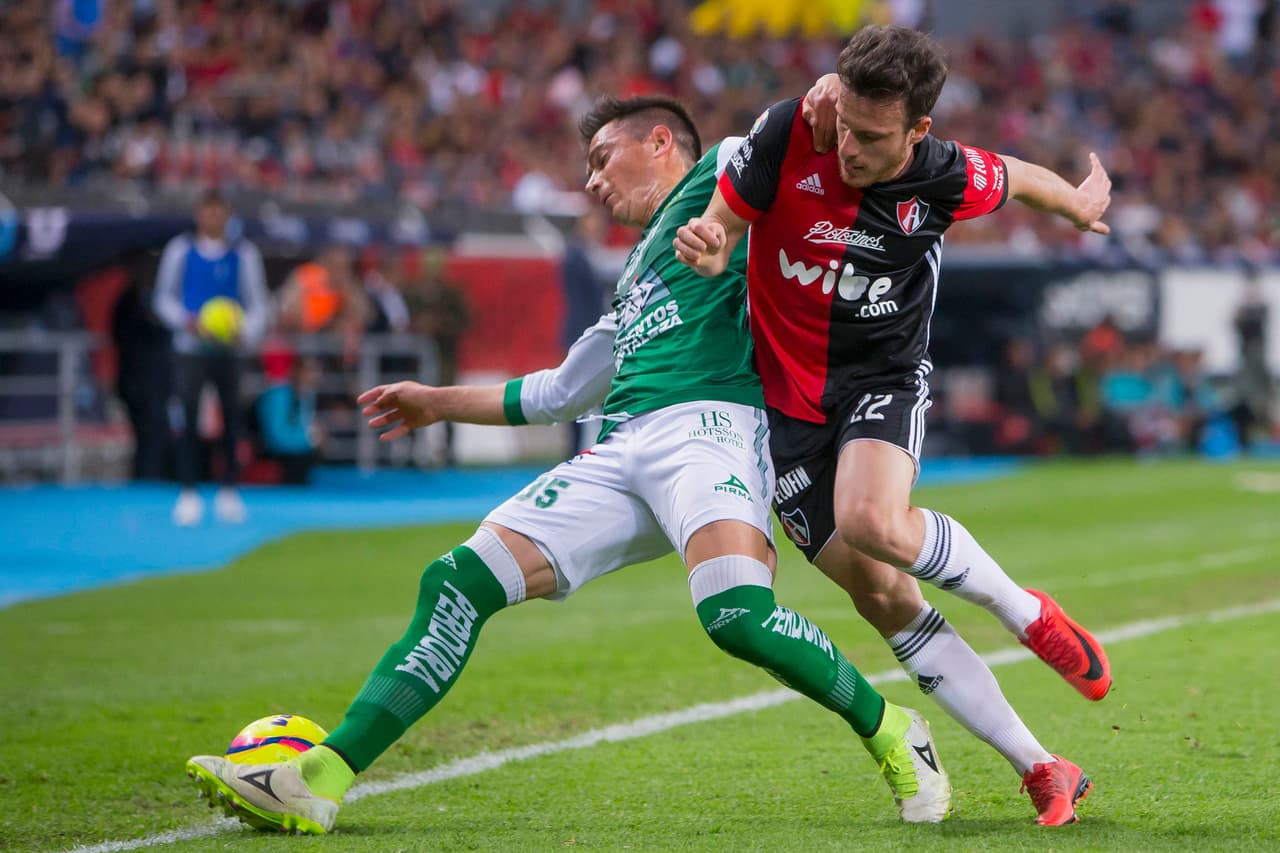 <del>Así hasta que Luis Montes y Andrés Andrade combinaron a los 29 minutos para poner un claro y sin objeciones 2-0 a favor del León.</del>La lucha era intensa en todos los frentes de la cancha.