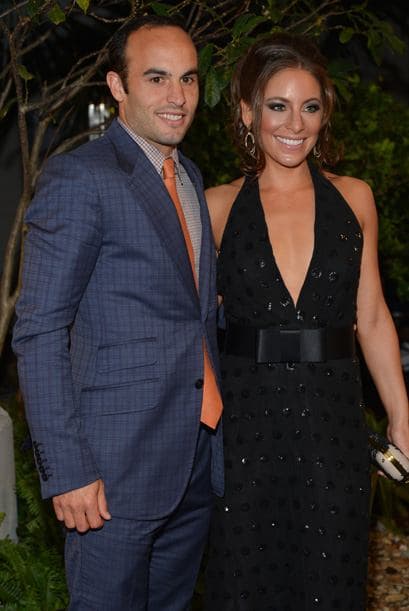 Comenzaron a llegar deportistas y nominados. Landon Donovan, quien iba a recibir un premio muy especial, acompañado de su pareja.