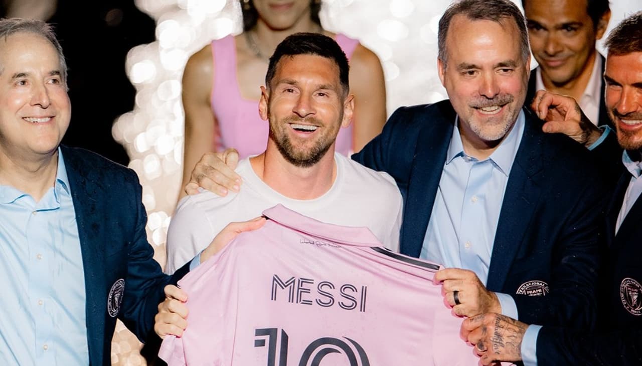 Lionel Messi junto a José y Jorge Mas y a David Beckham.