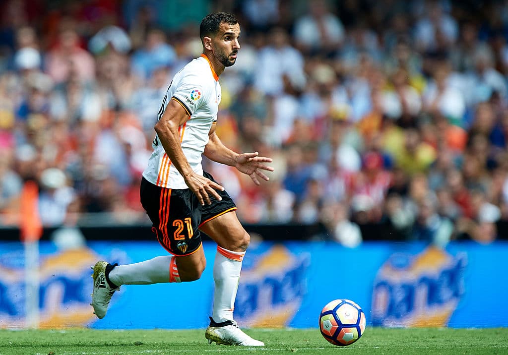 El Real Betis se mantiene firme en su oferta al Valencia por Martín Montoya, que no piensa subir más de los 4 millones de euros, y ahora basta esperar la respuesta del equipo valencianista.