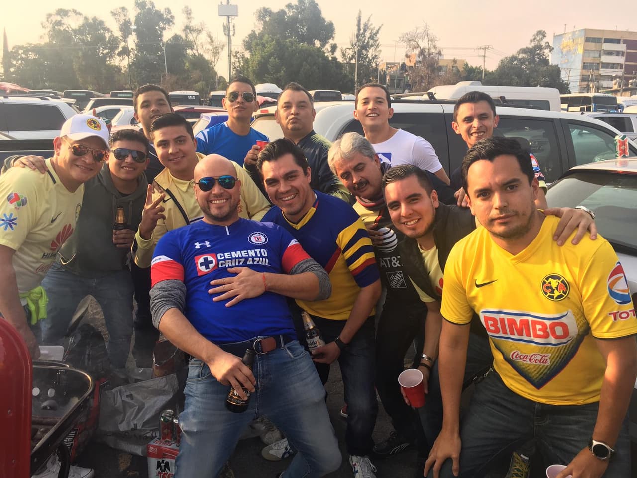 En el Estadio Azteca se vive la 
<b><a href="https://www.univision.com/deportes/futbol/liga-mx/en-vivo-final-cruz-azul-vs-america-partido-de-vuelta-apertura-2018-liga-mx" target="_blank">Final del Apertura 2018 entre Cruz Azul y América.</a></b>