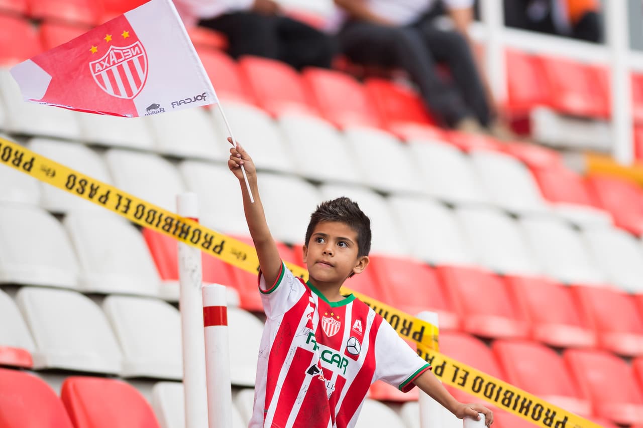 Con la ventaja de ser locales, los aficionados del Necaxa fueron los que primero llegaron al estadio Victoria pero al final se llenó de color y buen ambiente junto a los fanáticos del Toluca.