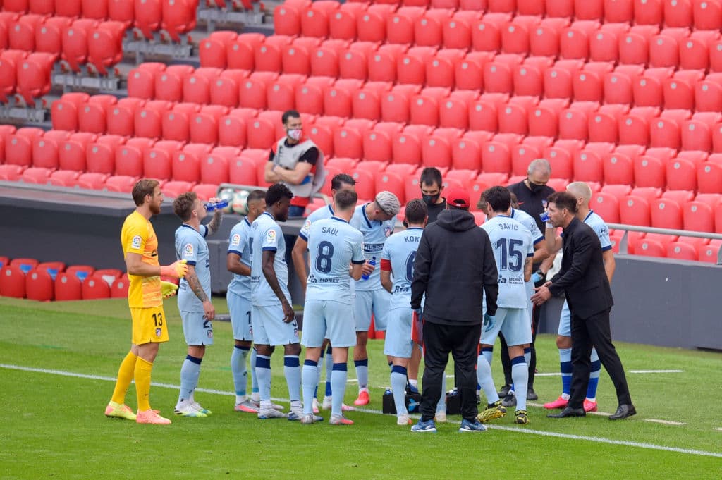 ¡Verano caluroso! Los jugadores hacen una pausa para rehidratarse.