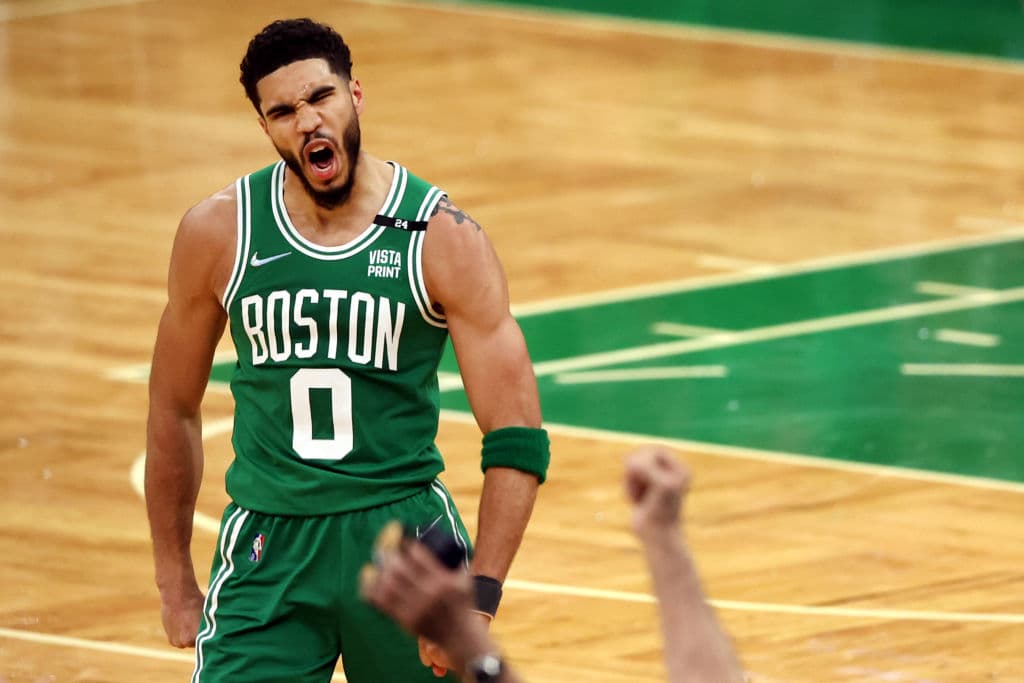 Tatum guía la remontada de los Boston Celtics en playoffs