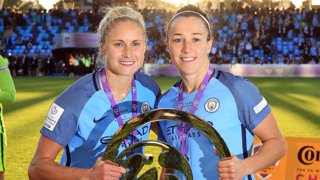 Durante su paso con el Lyon fue de oro, tres veces campeona de la Champions League, dos copas de Francia, y un Trophée des Championnes.