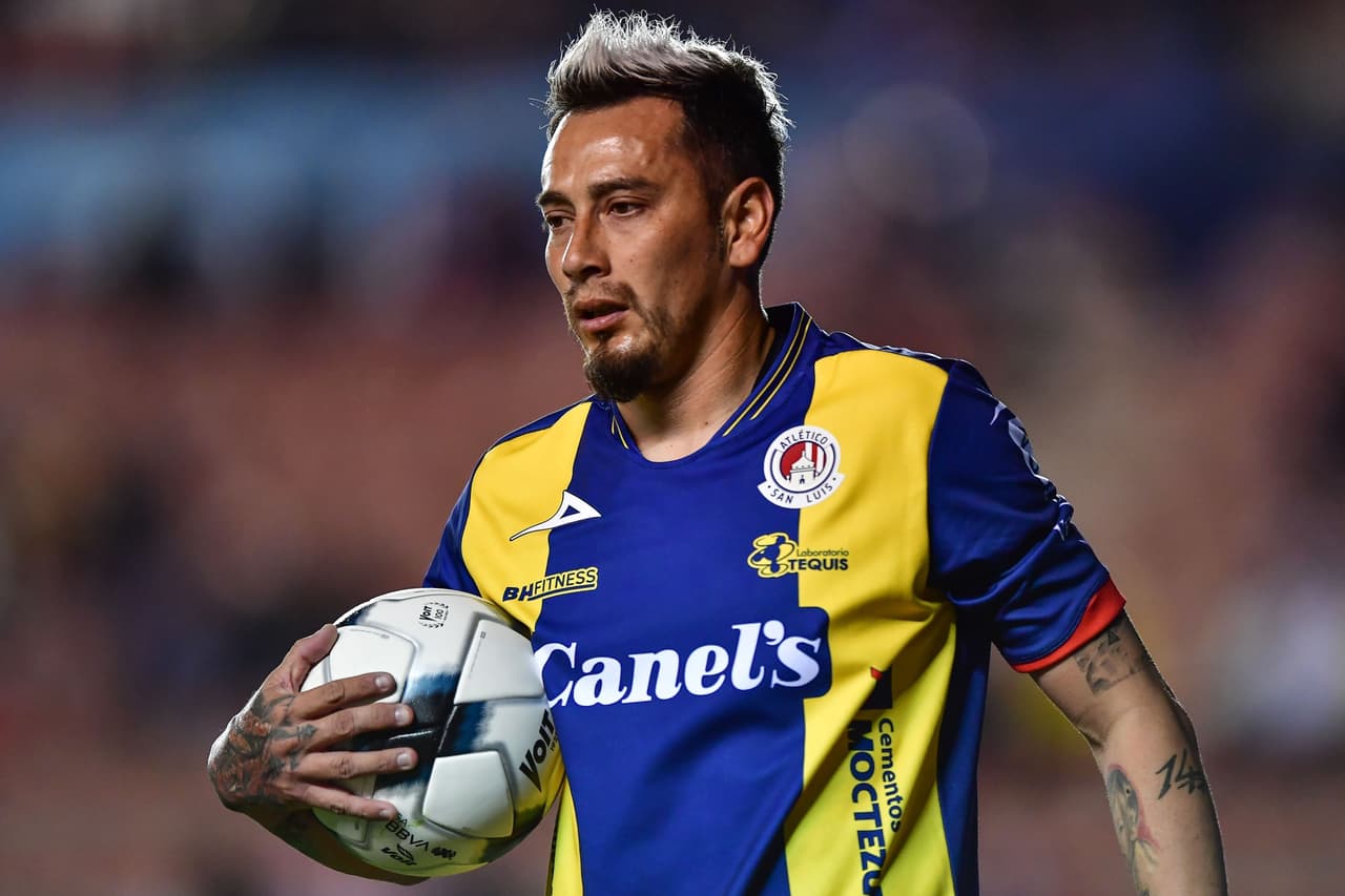 A sus 38 años, Rubens Sambueza protagonizó el ataque de San Luis y motivó al equipo a adelantar líneas para buscar la primera anotación del juego.