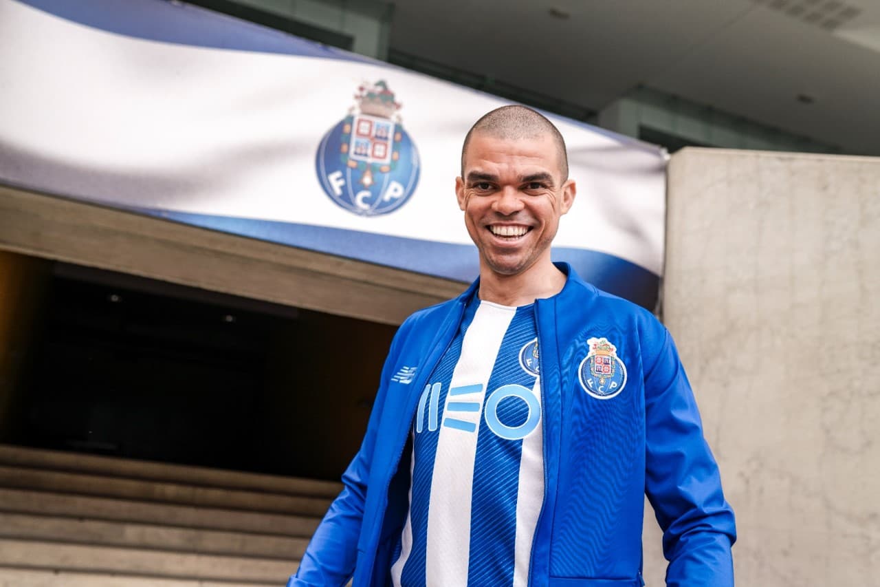 'Tecatito' Corona no aperece en la campaña publicitaria del nuevo Jersey del club y los rumores de su salida son cada vez más fuertes.