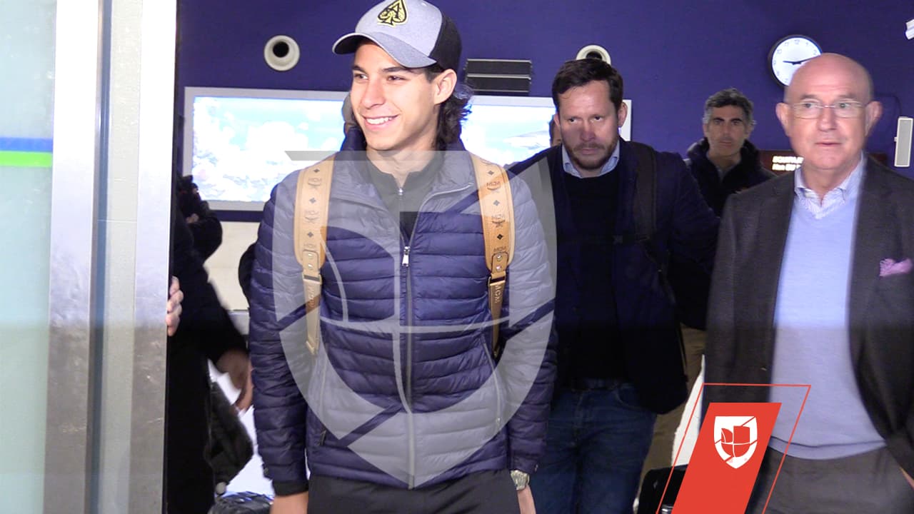 Sonriente, aunque cansado con el viaje, el joven tabasqueño de 18 años apareció así por las puertas de salidas internacionales.