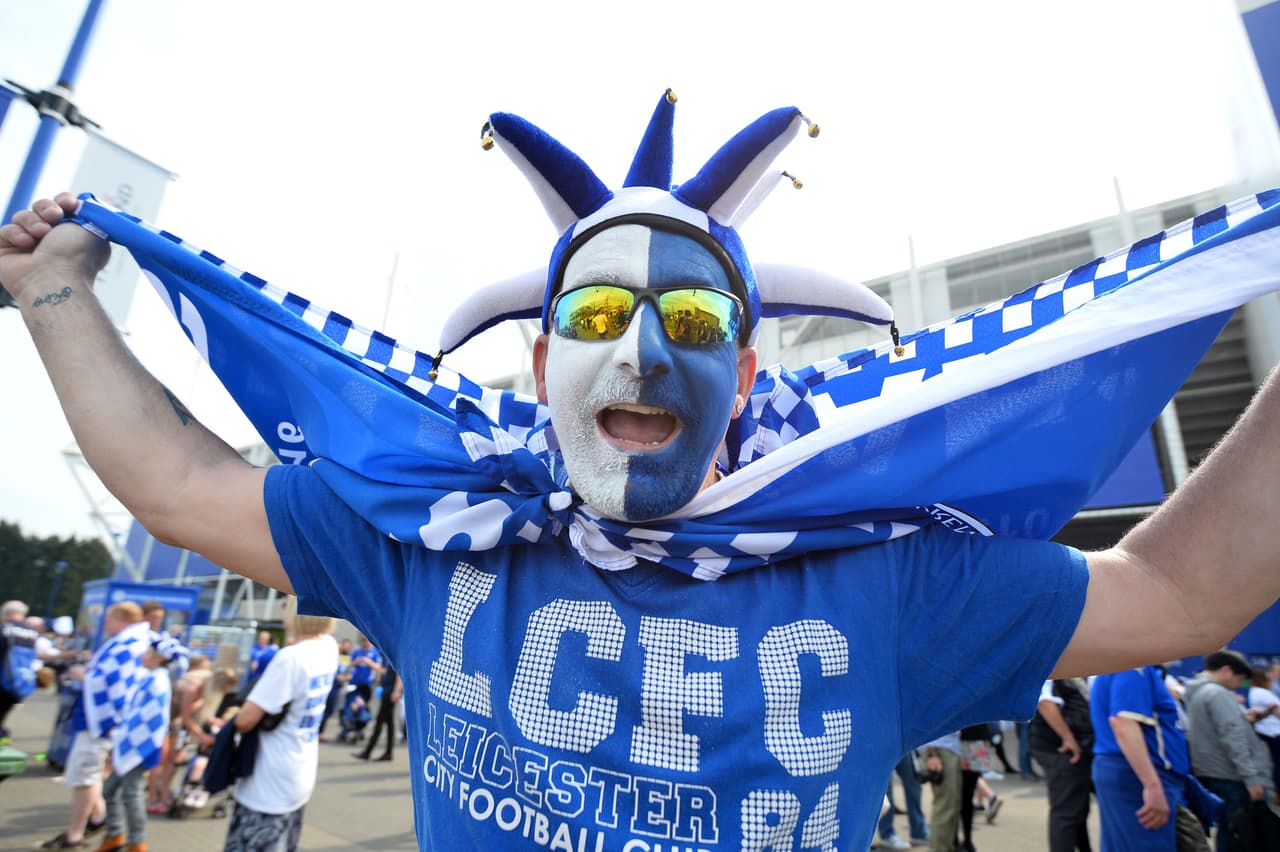 El Leicester vivió un sábado de auténtica fiesta en el estadio Kings Park donde junto a sus miles de aficionados festejó con todo su primer título obtenido de la historia en la Premier League de Inglaterra.