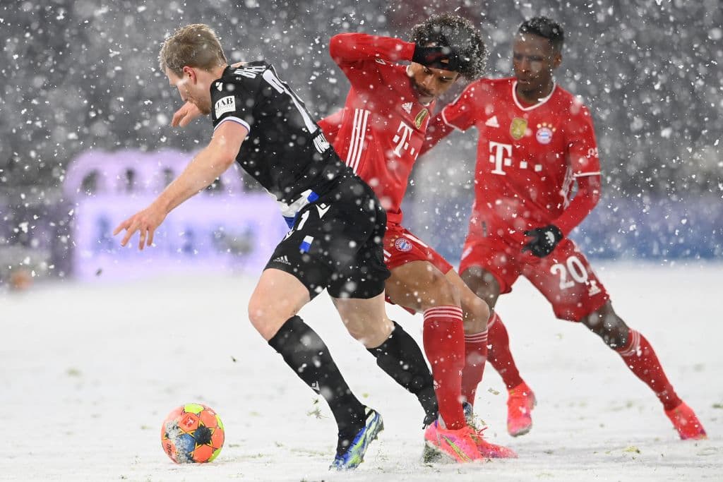 Bayern Munich empata 3-3 ante Arminia, tras ir perdiendo 2-0 en la primera mitad del encuentro en la Bundesliga. Con un campo nevado, los bávaros lograron la hazaña con goles de Lewandowski, Tolisso y Alphonso Davies. Por parte de los de Bielefeld, Vlap, Pieper y Gebauer fueron los autores de los goles para cerrar la J21.