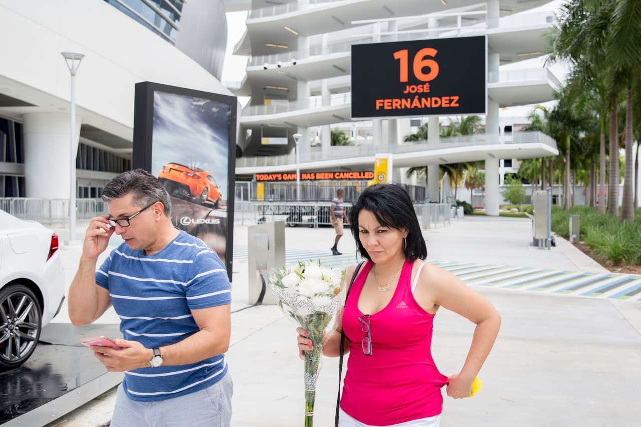 Aunque el juego del domingo fue cancelado, algunas personas se acercaron en pequeños grupos al Marlins Park de Miami durante todo el día.