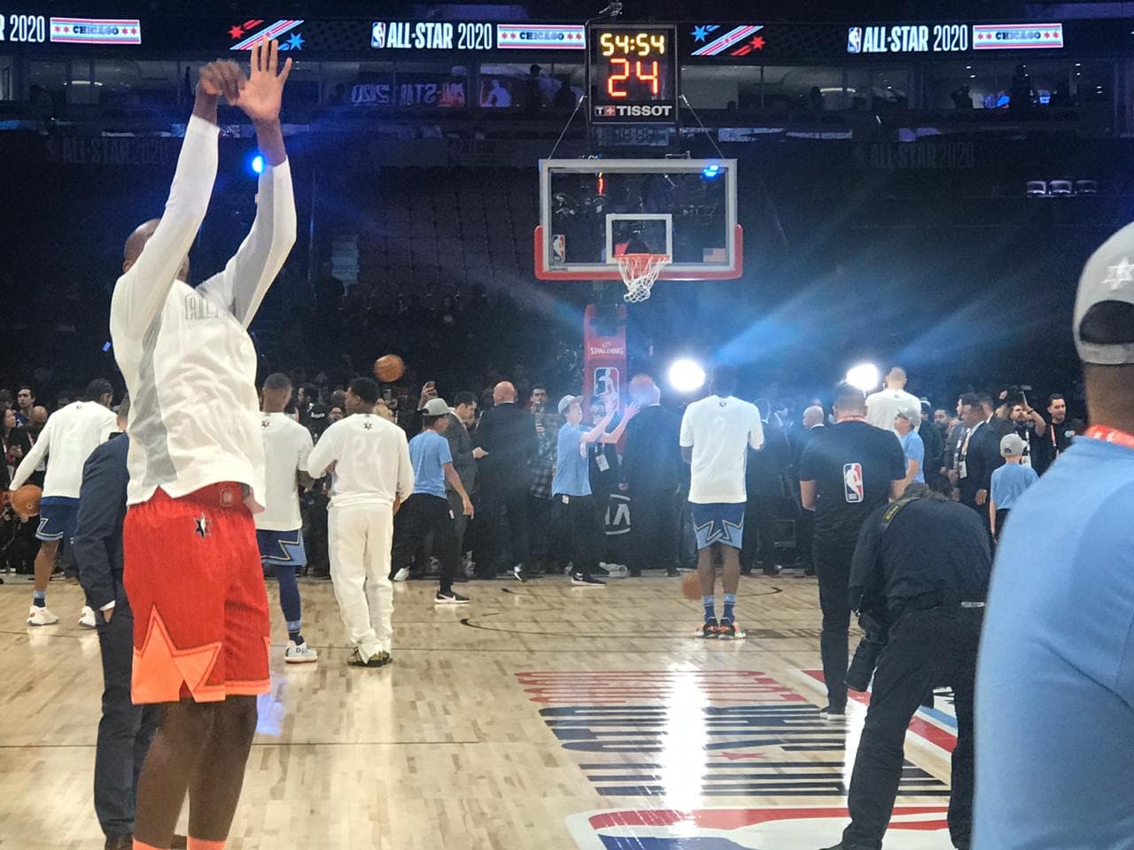 Así se vive la pasión del NBA All-Star Game muy colorido y con gente emocionada para disfrutar de este encuentro.