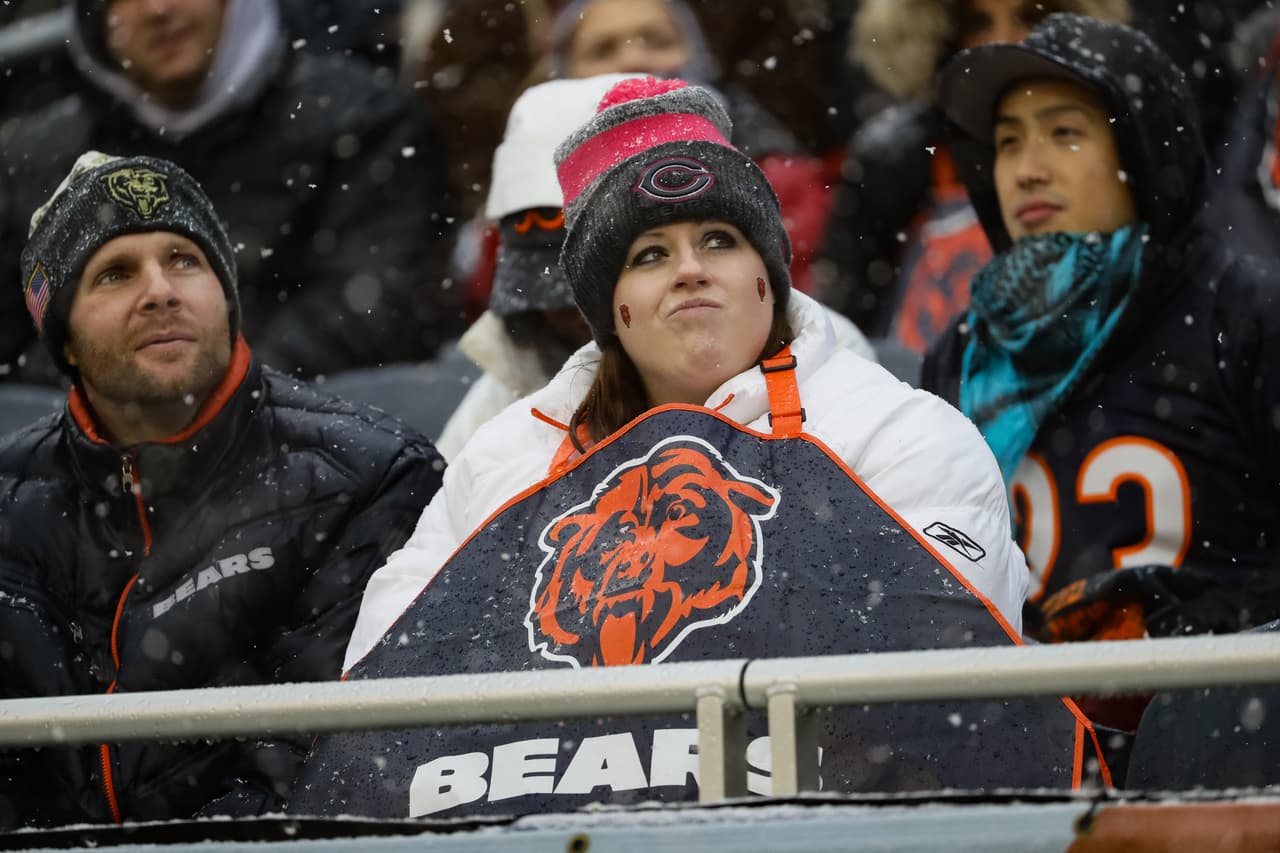 Las curiosidades y alegría de los fanáticos se mezclan con la energía de las porristas del fútbol americano de la NFL.