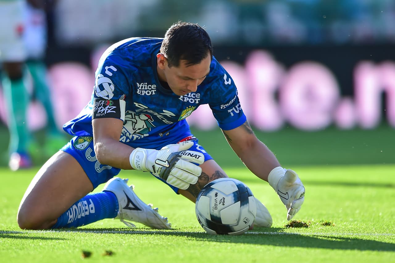 Al 27’, otro error de Cota. Quiñones encabeza contragolpe, gana por velocidad y dispara desde tres cuartos de cancha. El balón realizó un bote extraño que Cota atajó mal.