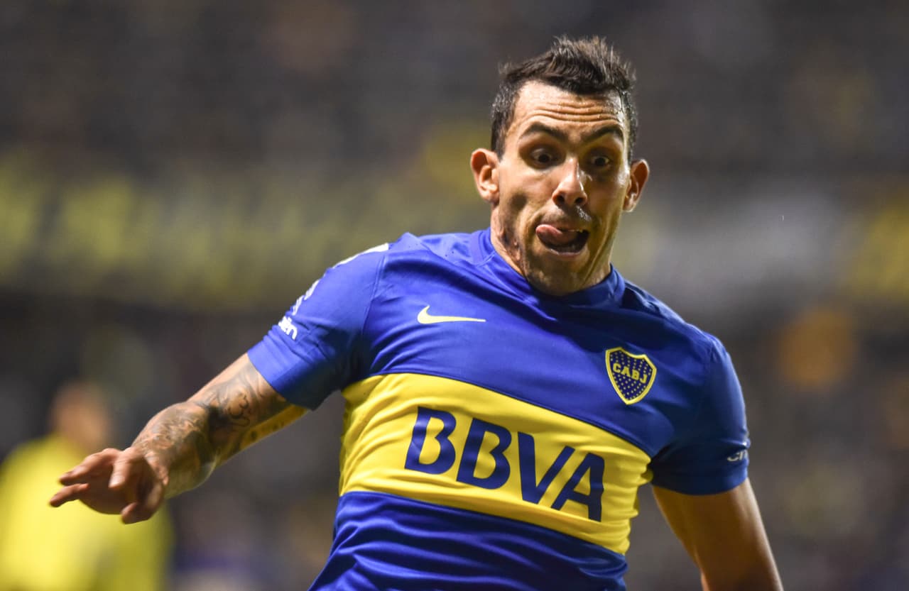 La sonrisa de Carlos Tévez, una lesión que tiene en la parte inferior de la parte derecha de su rostro y la combinación del mismo lo hacen uno fijo en esta lista.