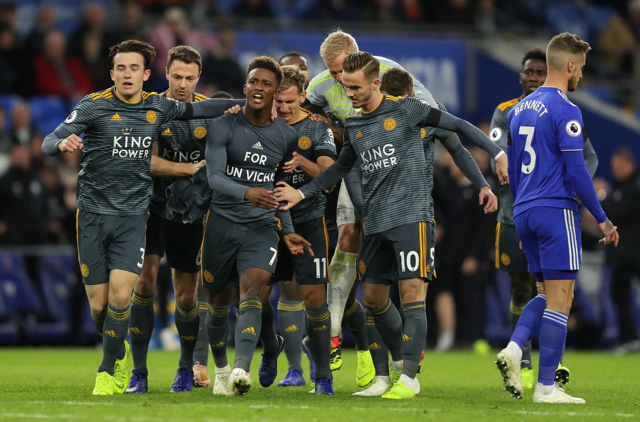 "Para Vichai", decía su playera con la que celebró, incluso con Schmeichel quien se recorrió toda la cancha para unirse a sus compañeros.