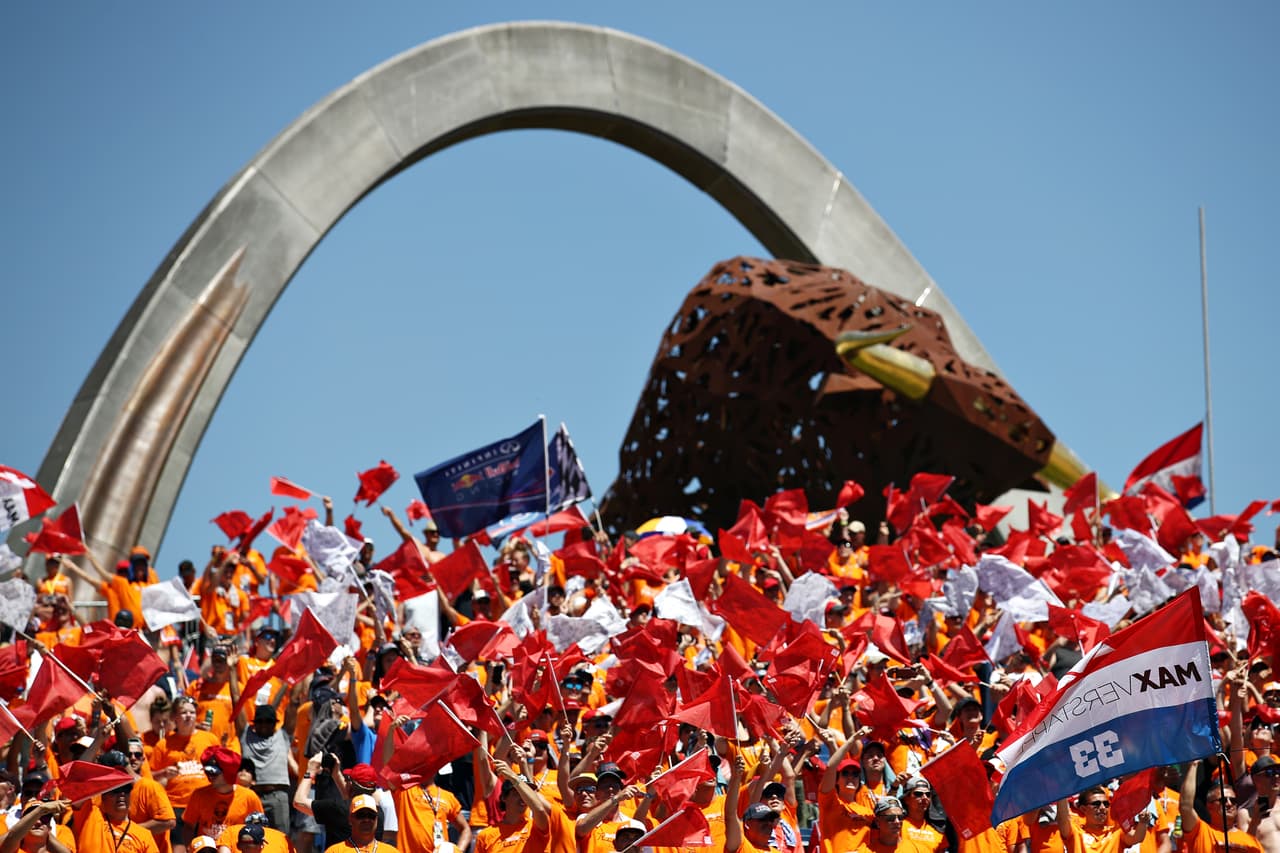 La belleza de las modelos, los fanáticos del neerlandés Max Verstappen, los espectáculos aéreos y el colorido hacen parte de la fiesta fuera de la pista en el Gran Premio de Austria en la Fórmula 1.