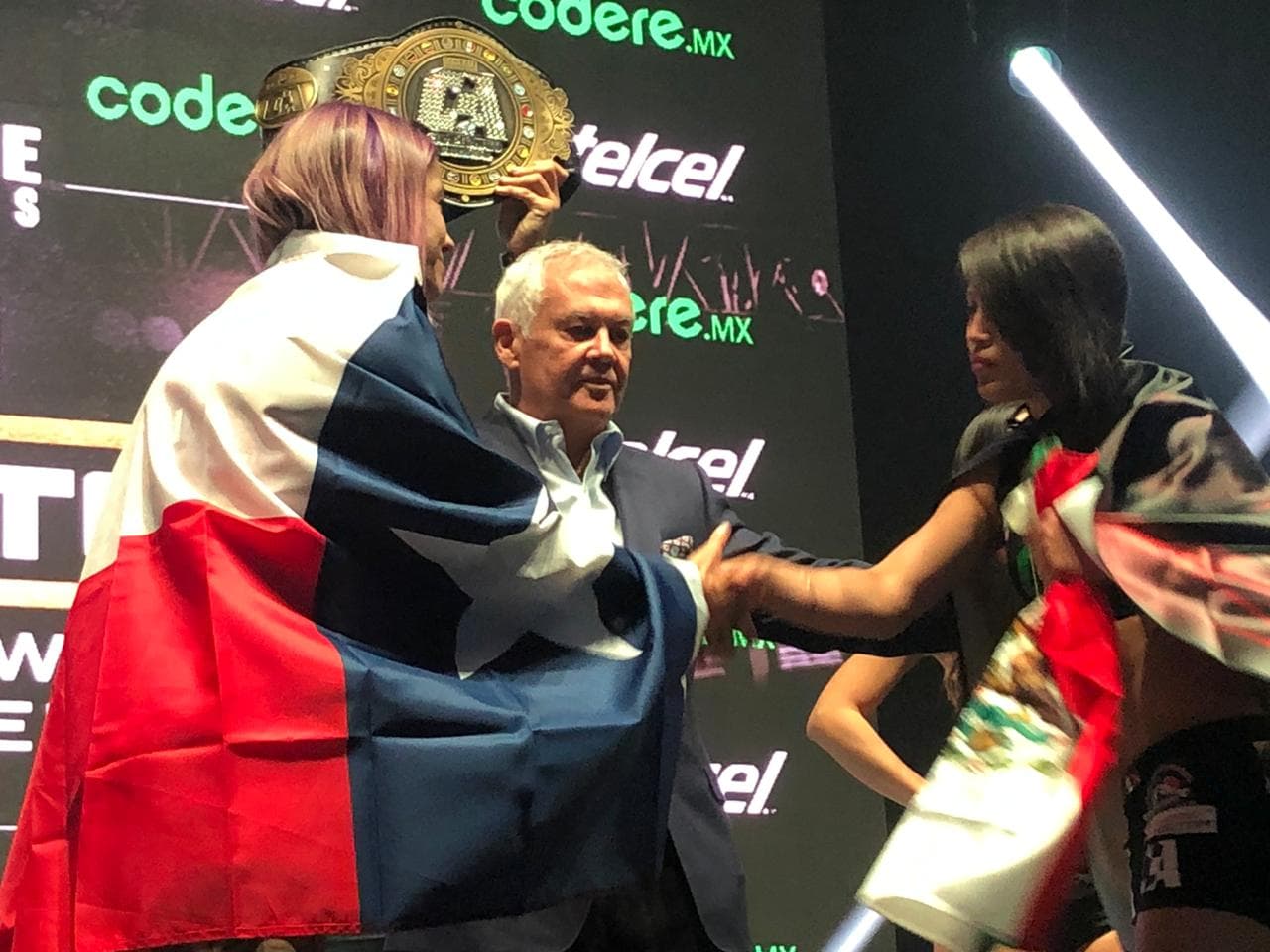 La ceremonia con la 'romana' legitimó el programa de peleadores que se enfrenta este sábado en la noche.