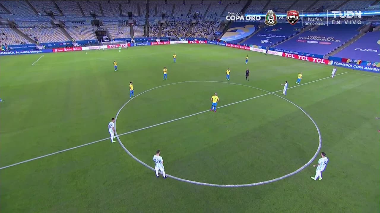 Arranca el partido y la pelota está en juego.