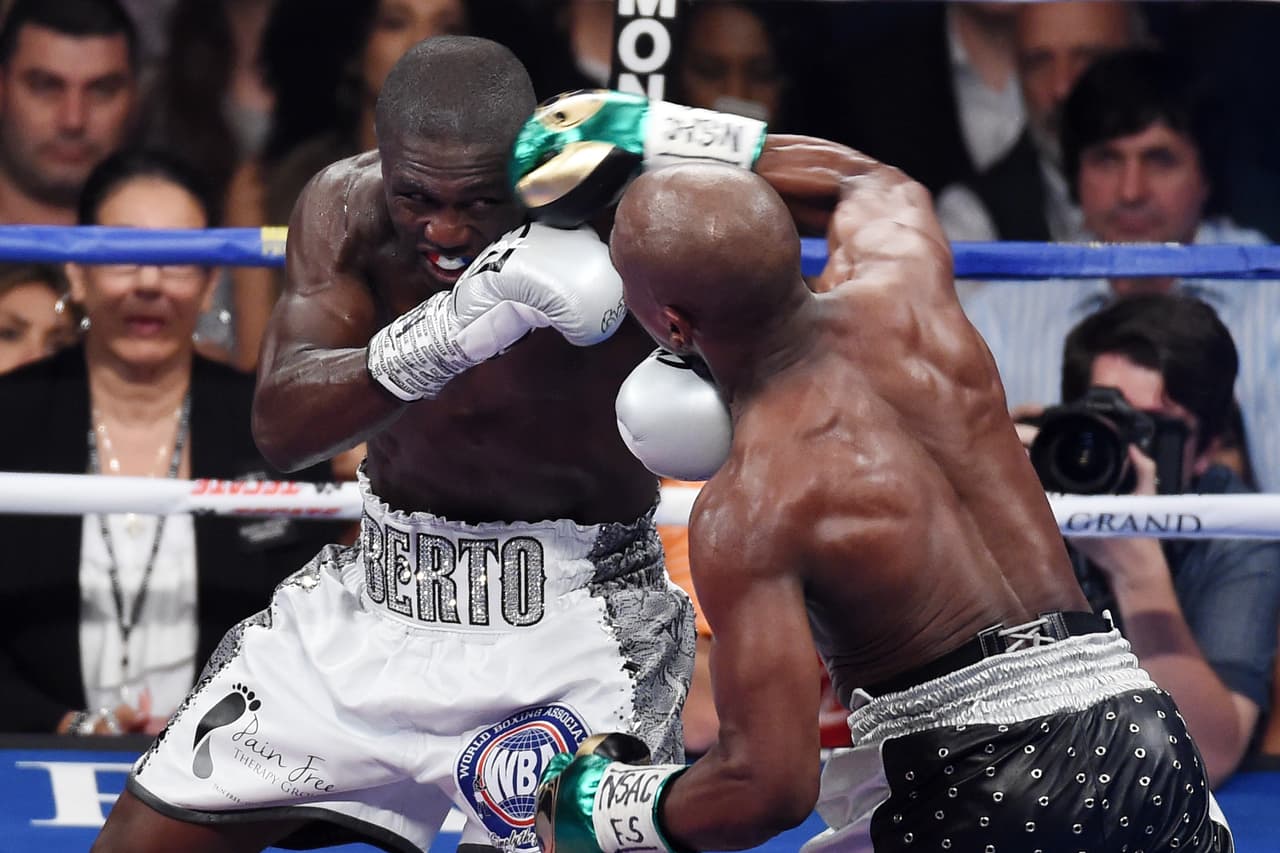 Mayweather remató en busca del KO. El público se levantó de sus asientos.