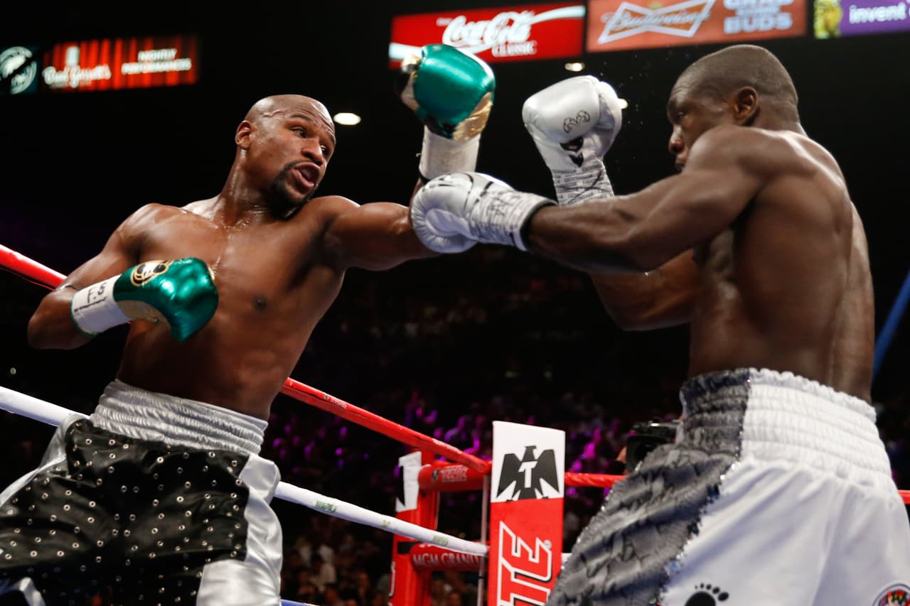 Round tras round Mayweather fue sumando tarjetas a su favor.