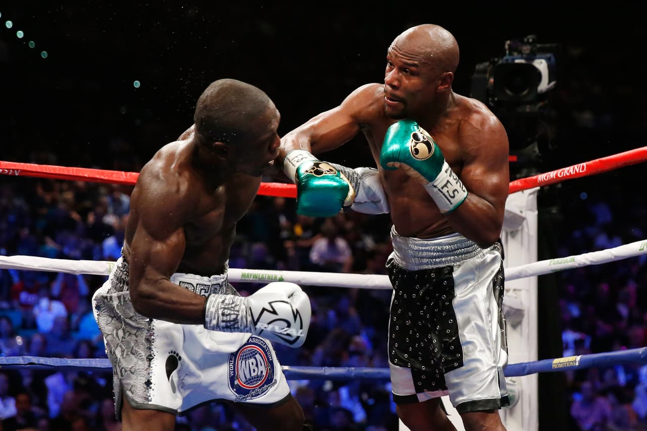 Y sobre el final Mayweather se esforzó en dejar una mejor imagen y el público lo agradeció.