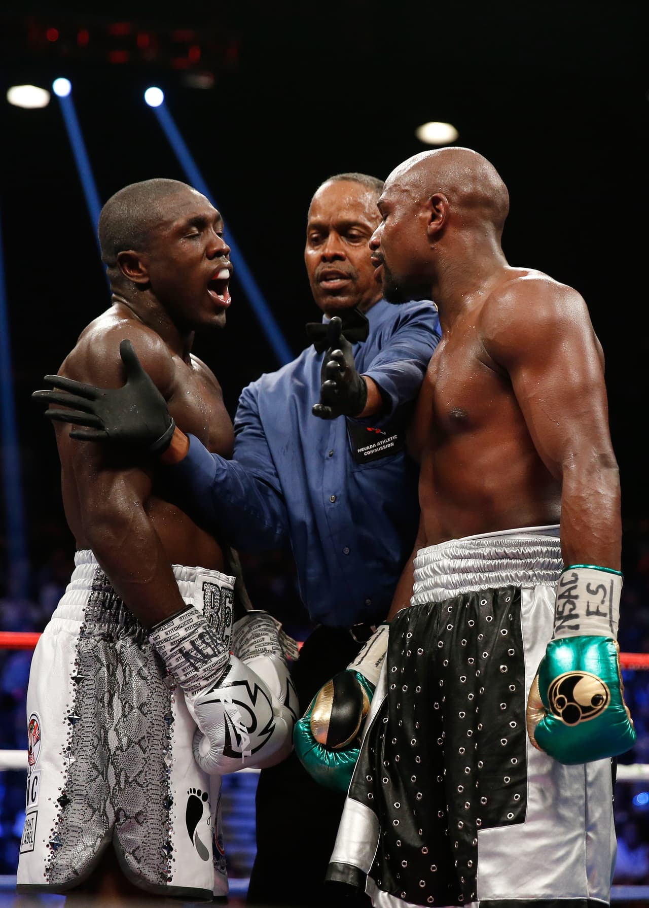 Berto se molestó por las burlas y el referí tuvo que intervenir.